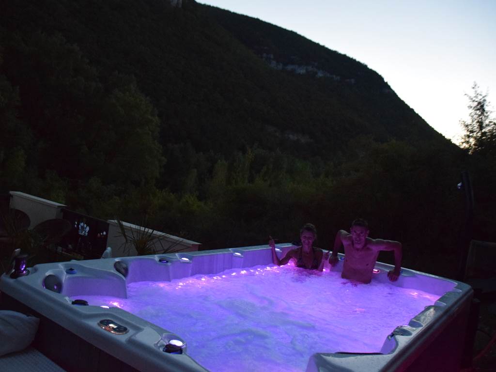 spa de nage en nocturne pour apprécier la chaleur de l'eau, la chromathérapie et observer les étoiles