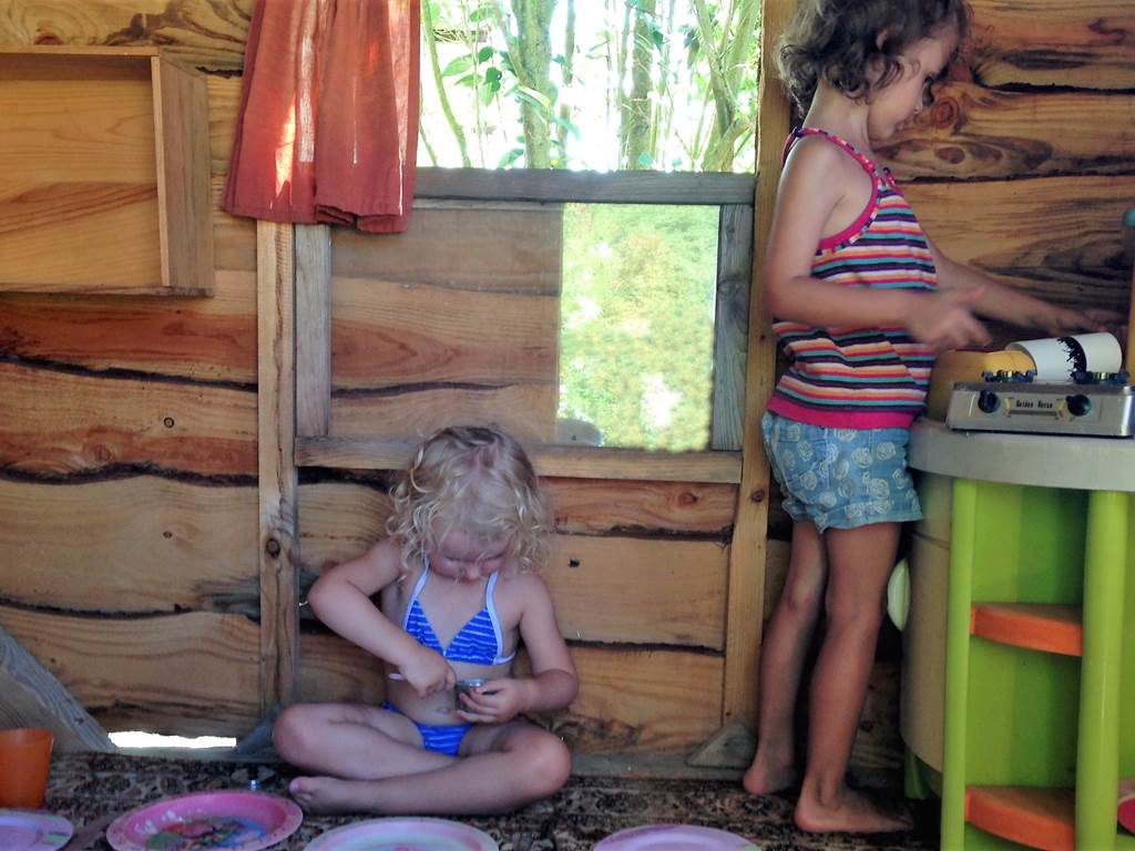 Les enfants dans la cabane