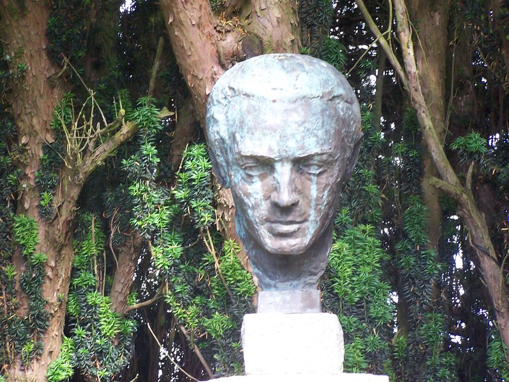 Stèle P.Bourdan dans le bourg
