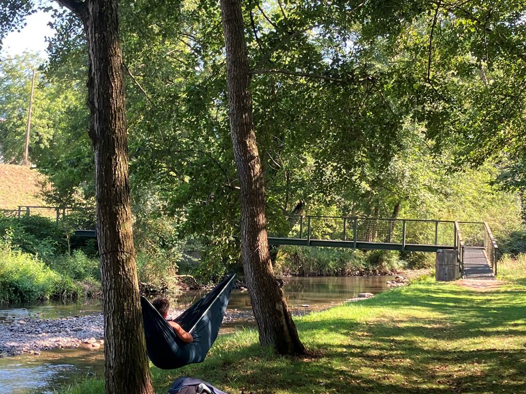 Une bonne sieste au bord de la rivière