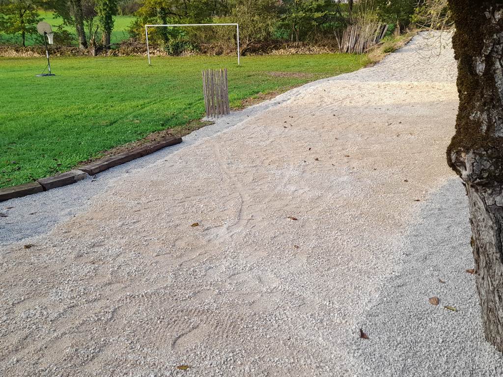 Terrain de pétanque et espace de jeux avec cage de foot et panier de basket