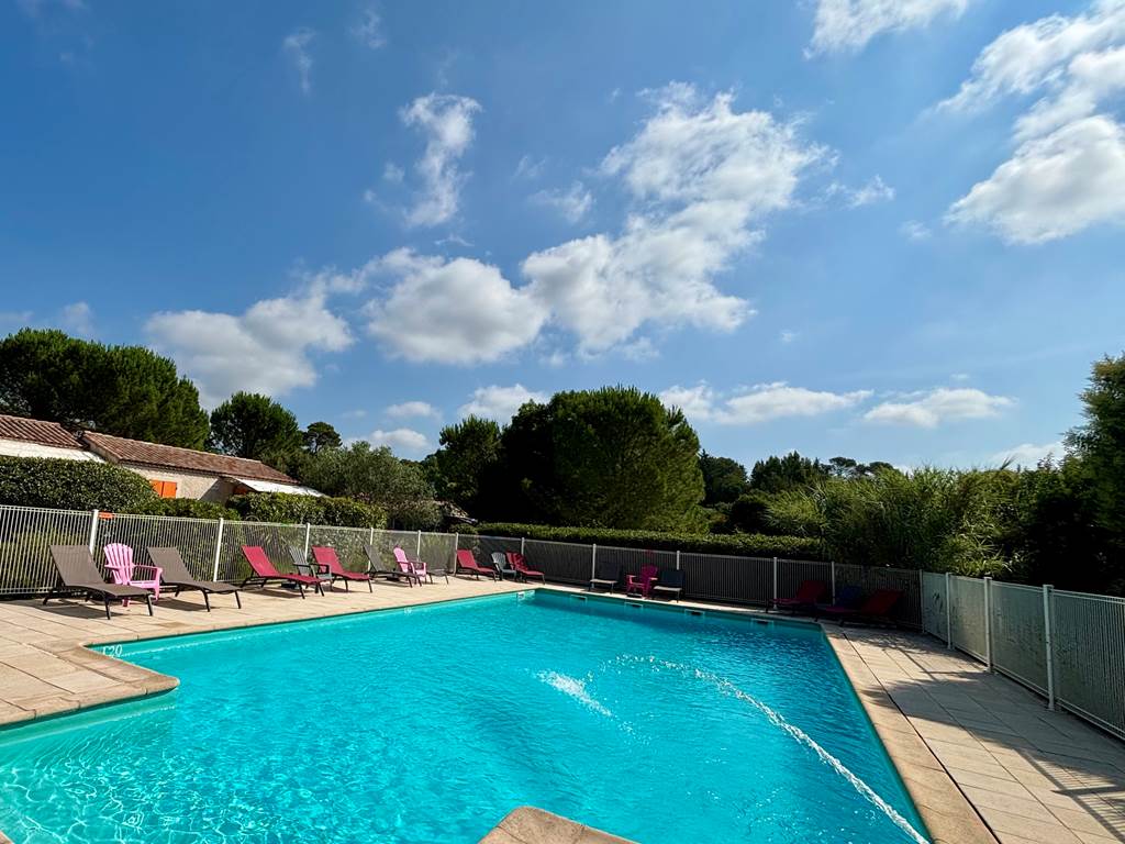 Les Mazets du Rouret - Piscine avec transats
