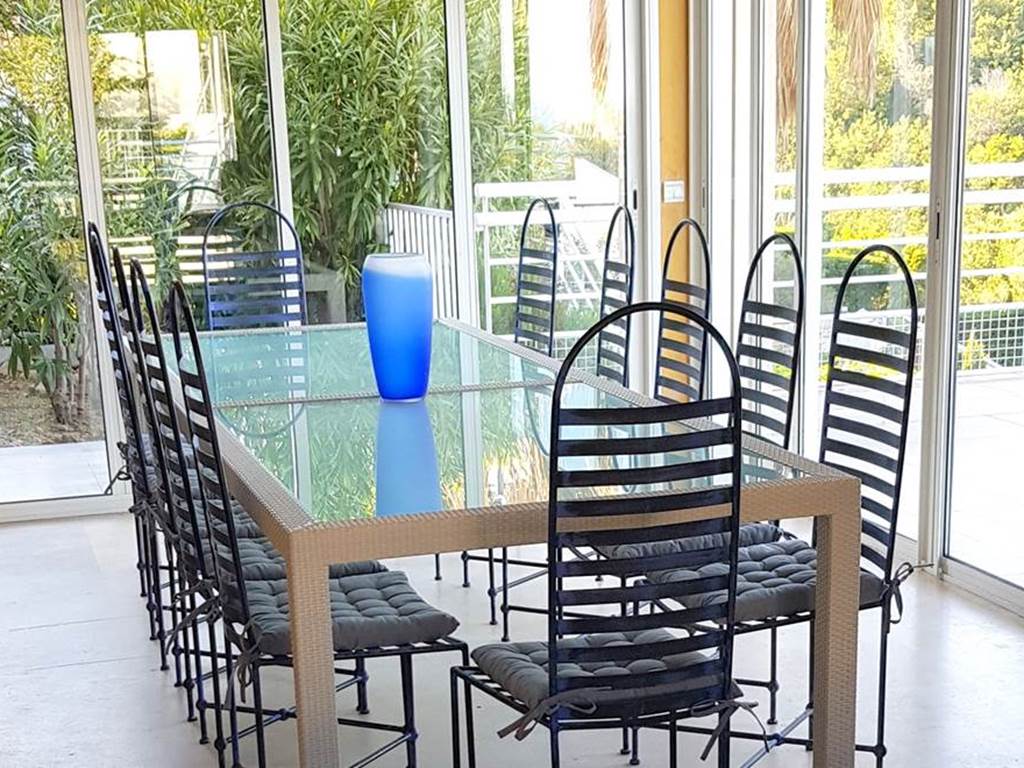 Espace repas intérieur ouvert