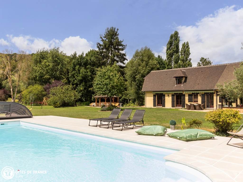 Vue sur les chambres d'hôtes depuis la piscine