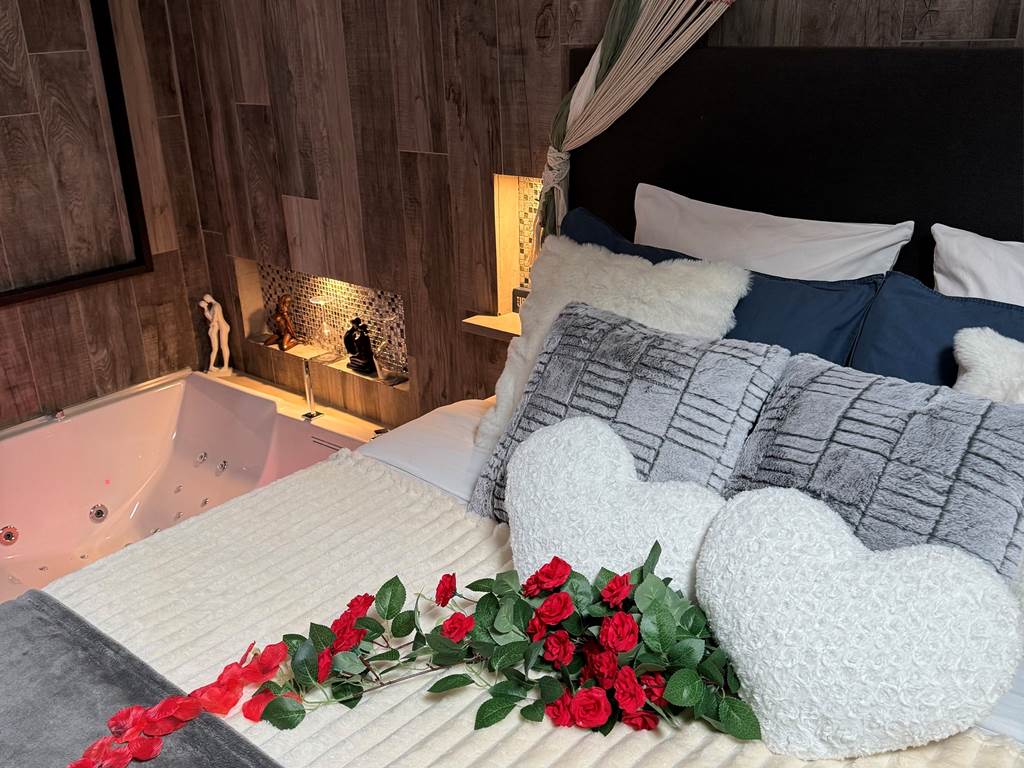 le lit et le jacuzzi privatif