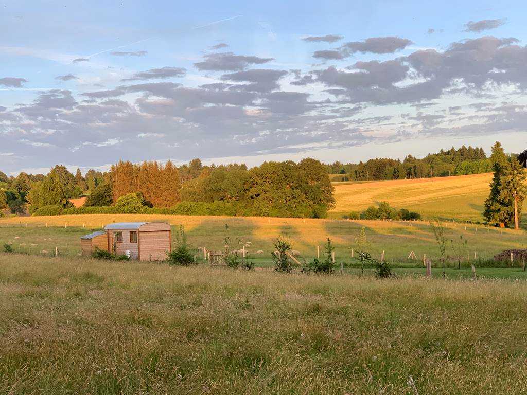 Les terres de la chouette, la roulotte dans la prairie