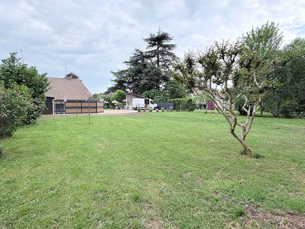 Vue domaine depuis jardin