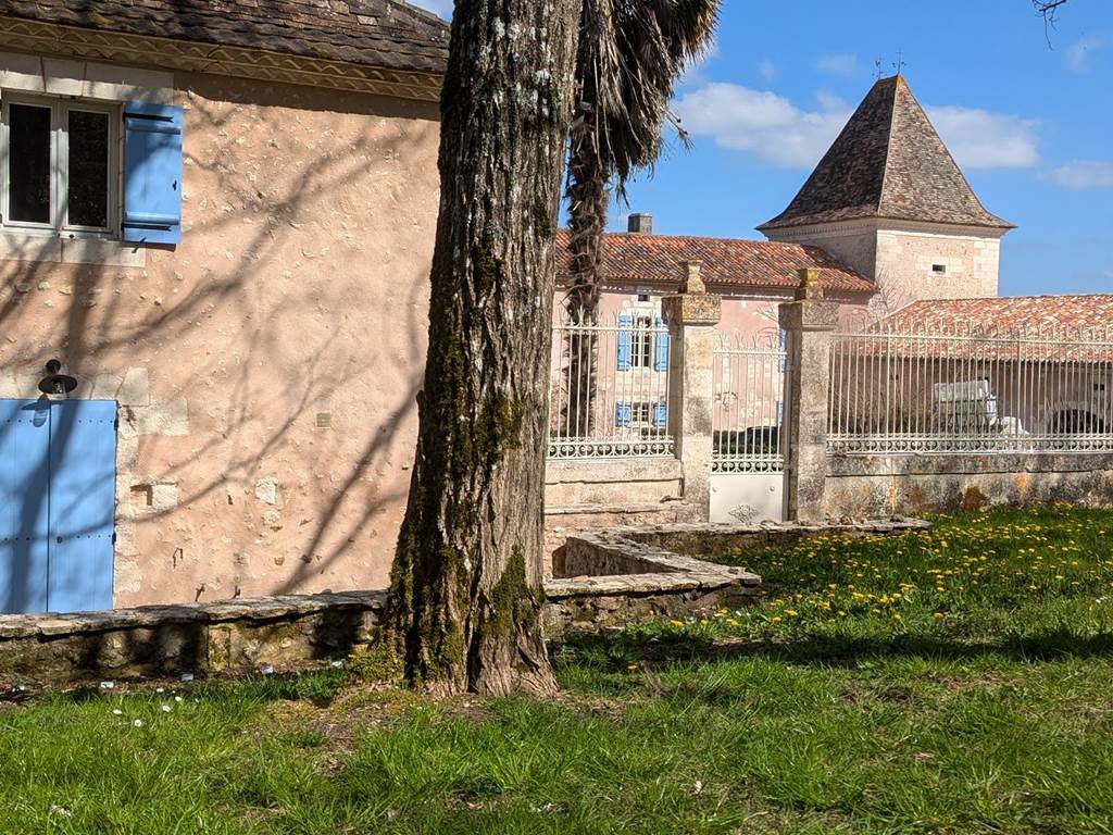 La Maison Joyeuse à l'avant de la chartreuse