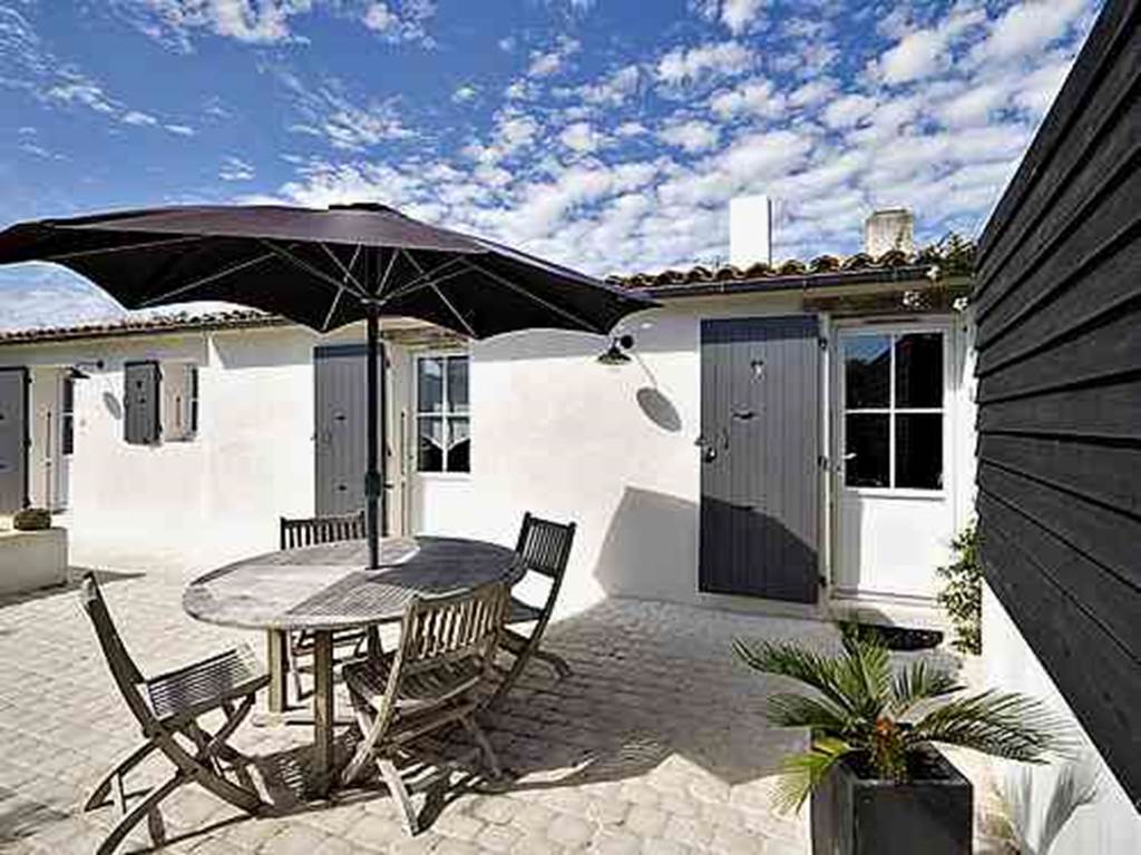 salon de jardin sur terrasse avec accès direct à la plage