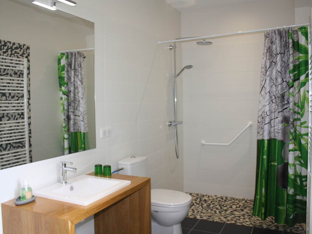 salle de bain "Galets de Garonne" accès PMR