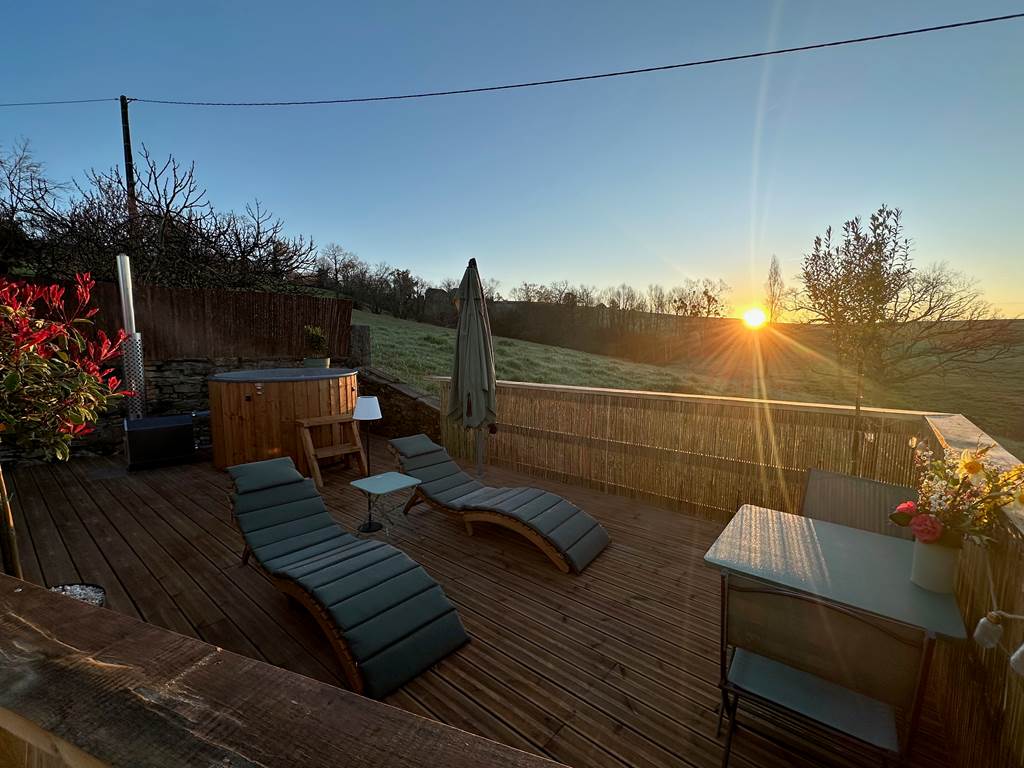 La terrasse de L'étoile du Béarn, offrant une vue imprenable sur le lever du soleil
