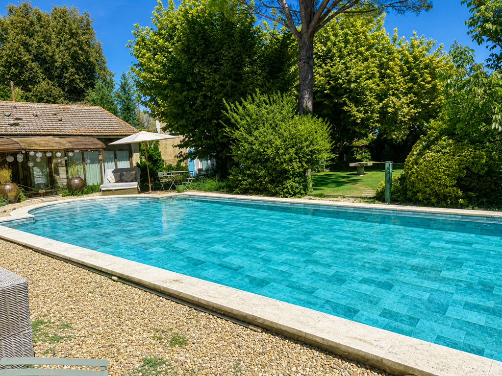 Entre piscine et jardin, l'esprit du Mas des Perrines