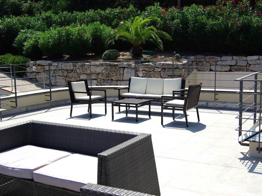 Terrasse avec mobilier lounge vue colline (2)