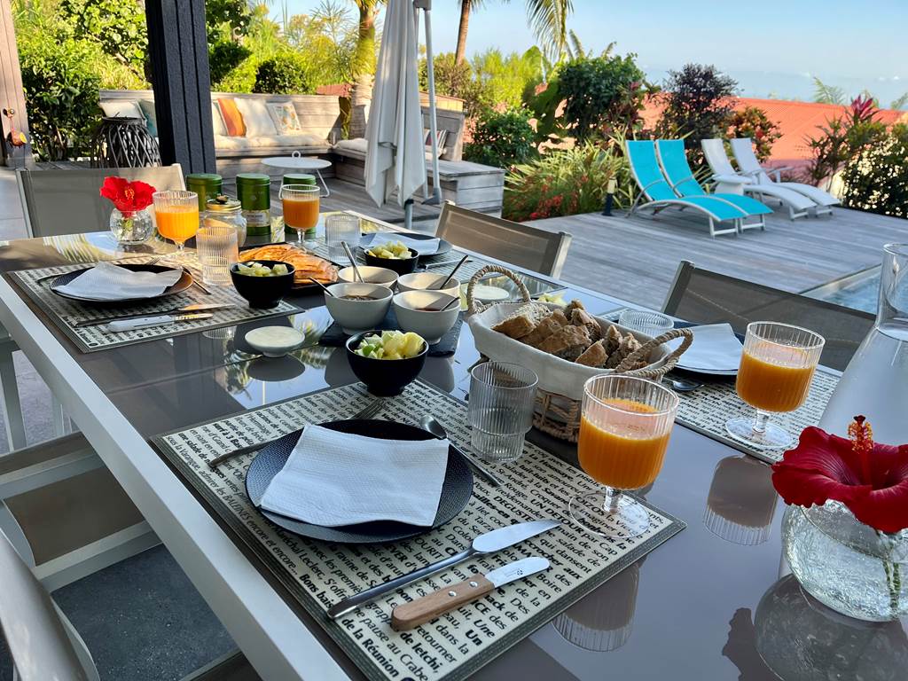 Petit-déjeuner fait maison, au bord de la piscine, vue océan