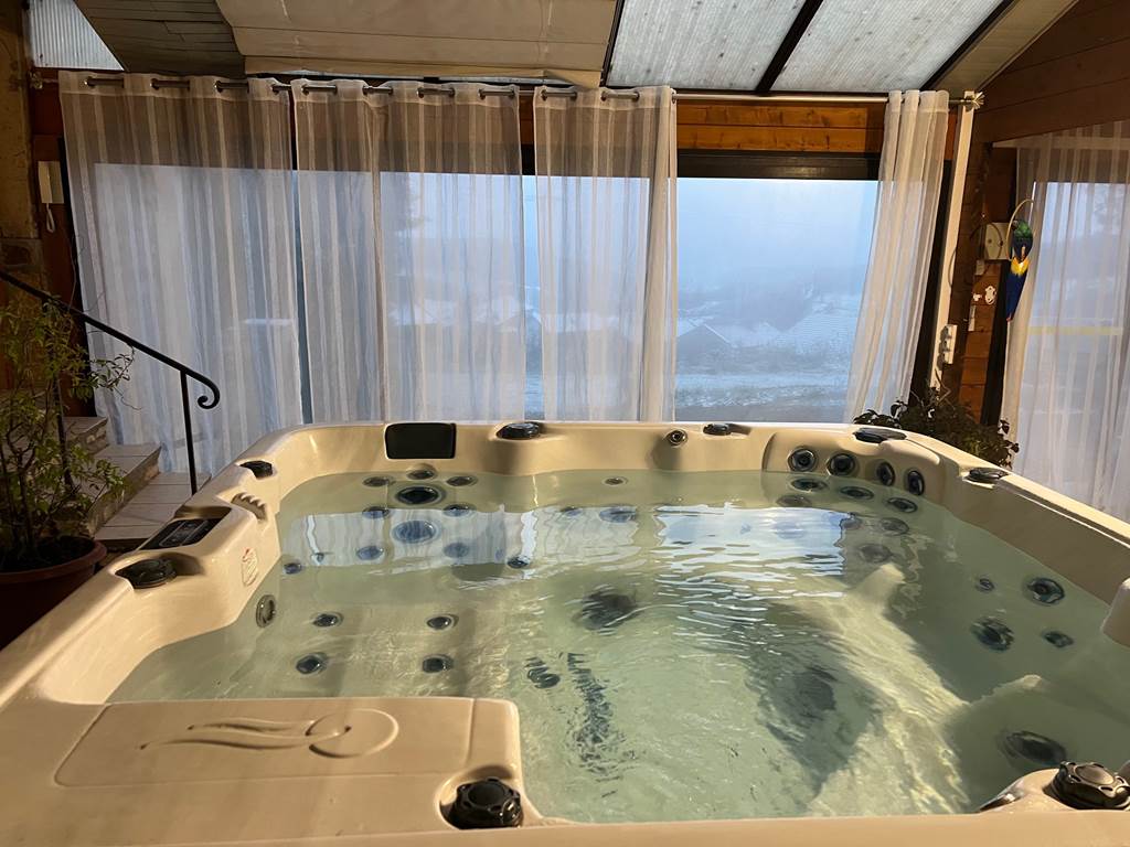 Espace bien-être dans véranda avec Spa (6 places) et Sauna