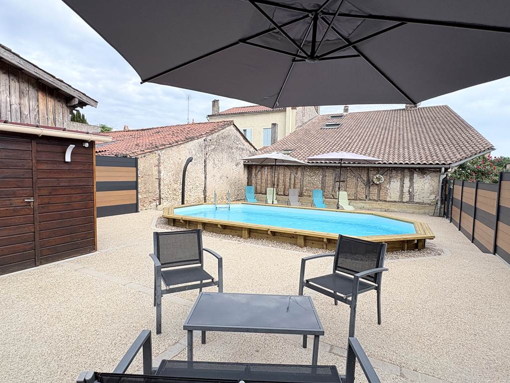 Piscine - transats - salon jardin - parasol