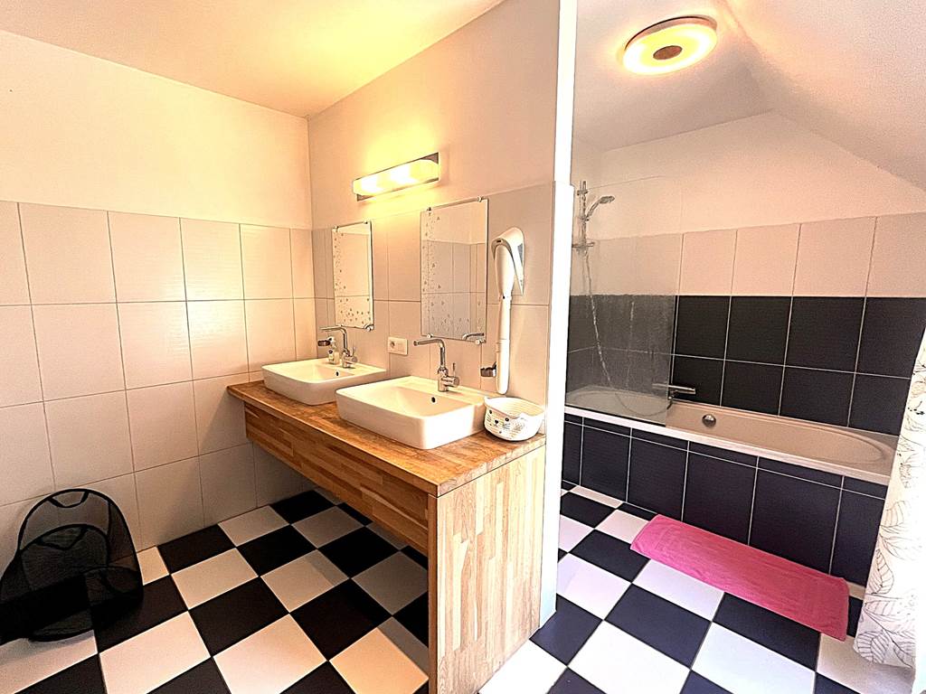 Confort et intimité assurés dans cette sdb complète attenante à la chambre