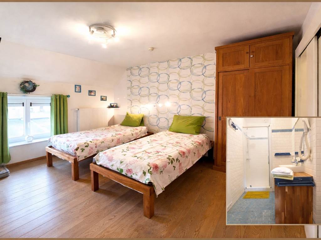 En facade la chambre dite Blanche ainsi que sa salle de douche - wc - 1 lavabo