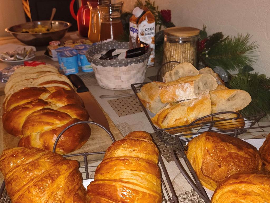 petit-dejeuner-gourmand-chambre-hotes-campagne.jpg
