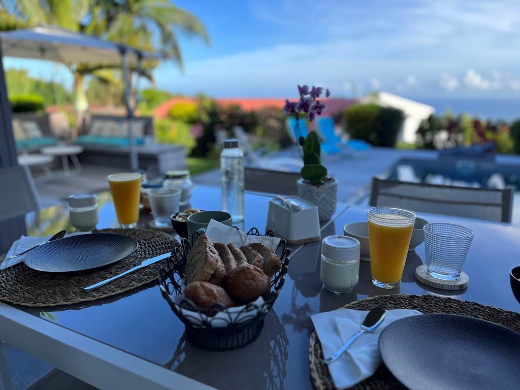 Petit-déjeuner  fait maison, au bord de la piscine, vue océan