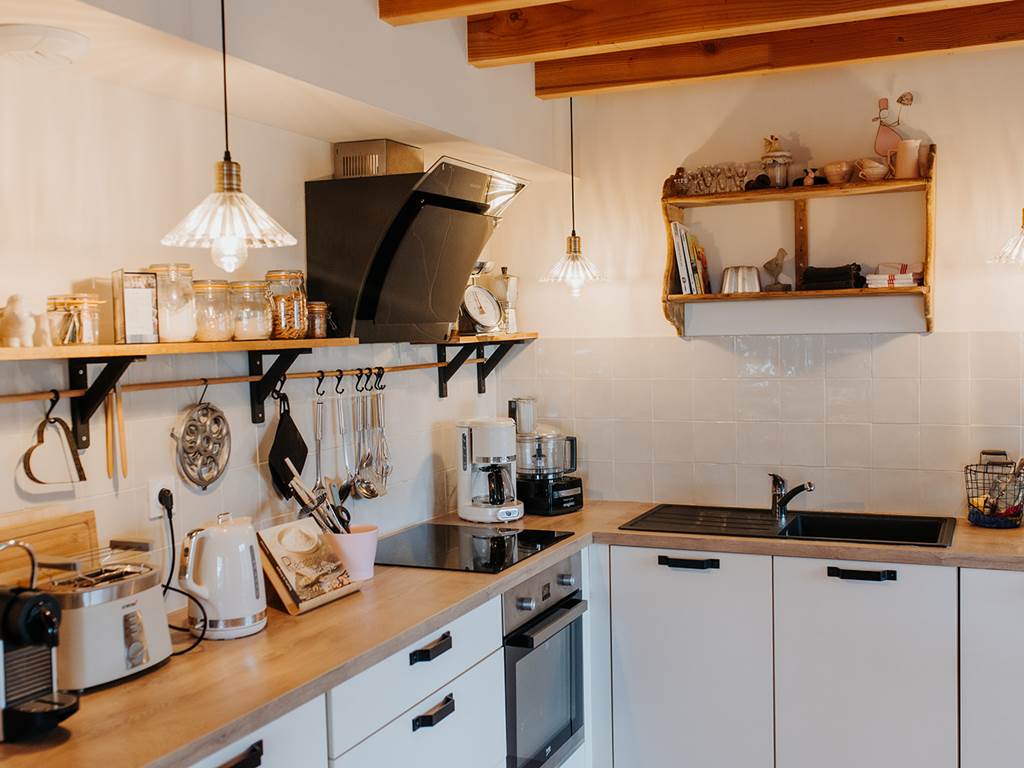 Les cuisines, compactes mais fonctionnelles, sont équipées de tout le nécessaire pour cuisiner confortablement.