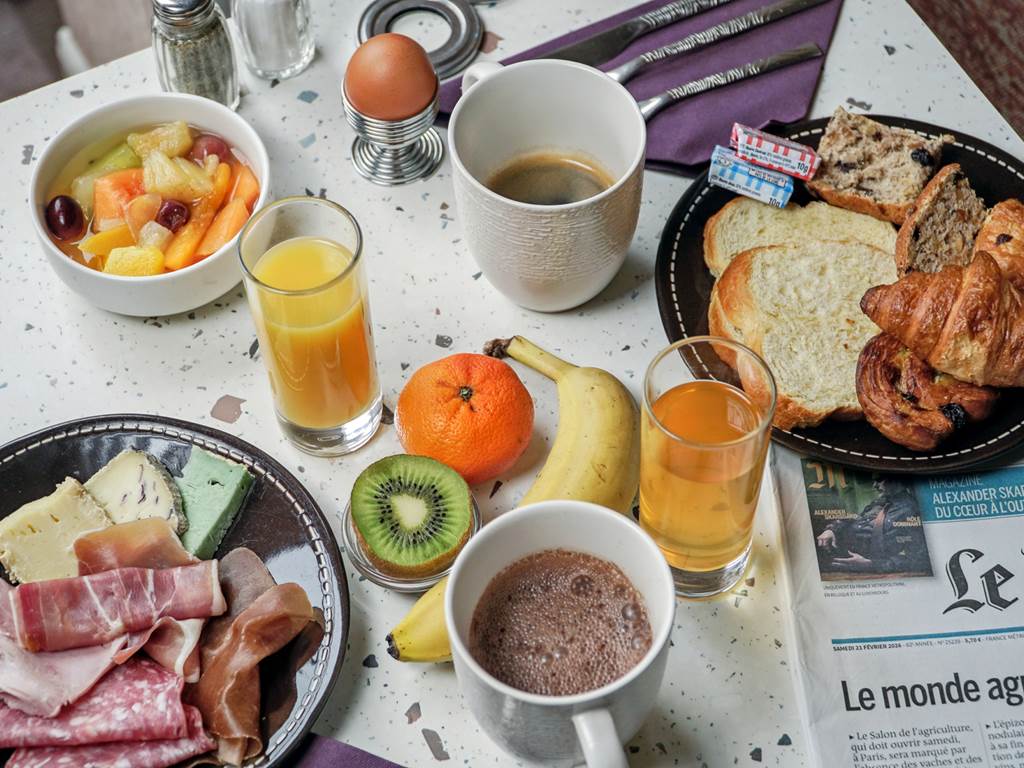 hotel-spa-arradon-salle-petit-dejeuner-sucre-sale-equilibre-buffet-produits-locaux