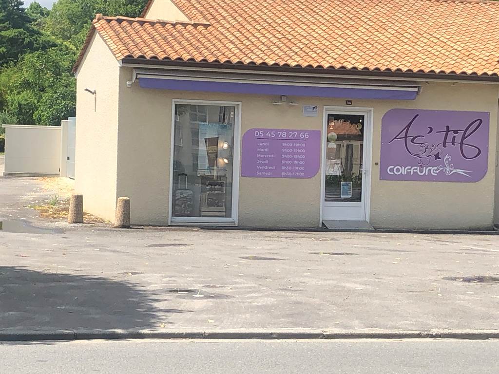 nous sommes juste derrière impasse à gauche du salon