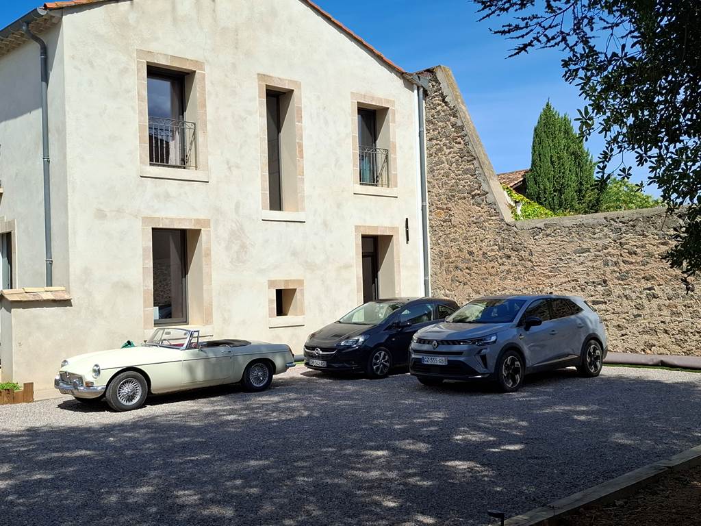 Parking visiteurs des Gîtes de Monte Blanco, situé au cœur de Montblanc près de Pézenas.