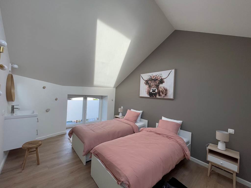Chambre 1 avec 2 lits simples et un lit gigogne