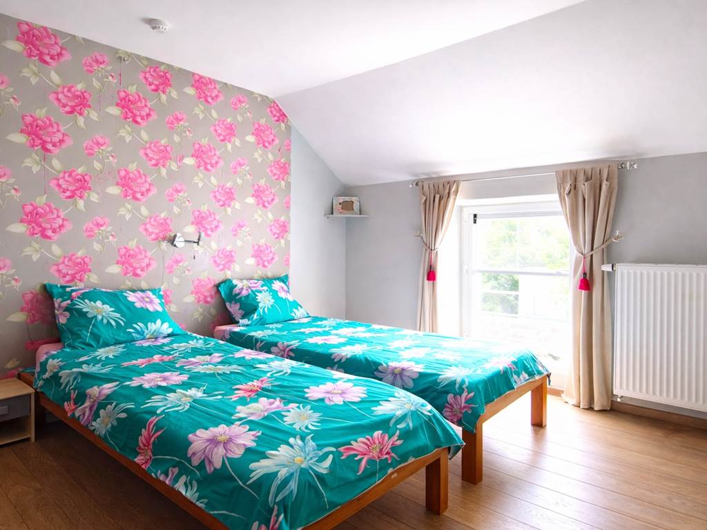 La chambre dite "Fleurie" et sa belle salle d'eau se trouvent au 1er étage