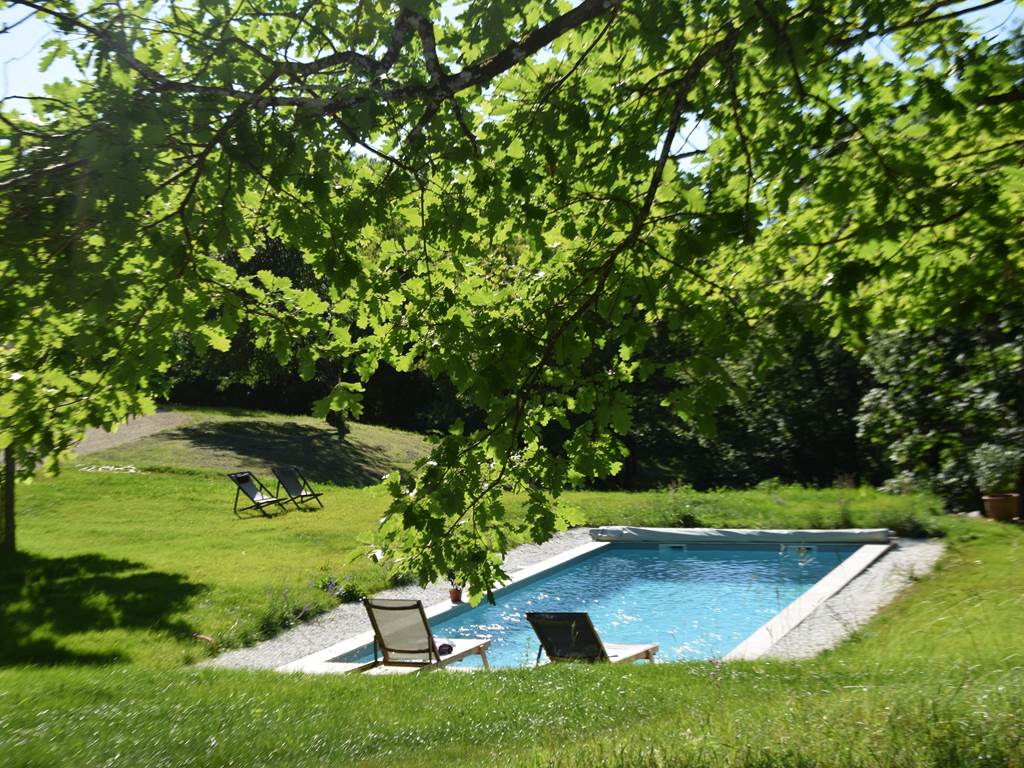 Détente au bord de la piscine cristalline près de Cahors