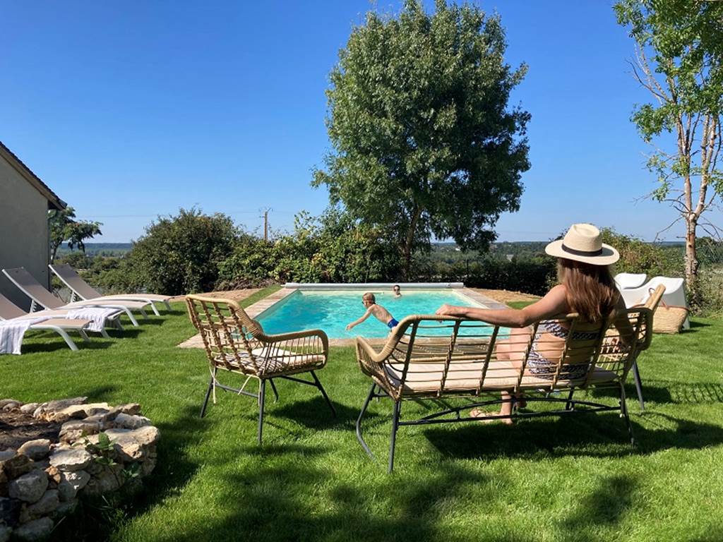 chambres-d-hotes-amboise-maison-chemin-piscine-detente