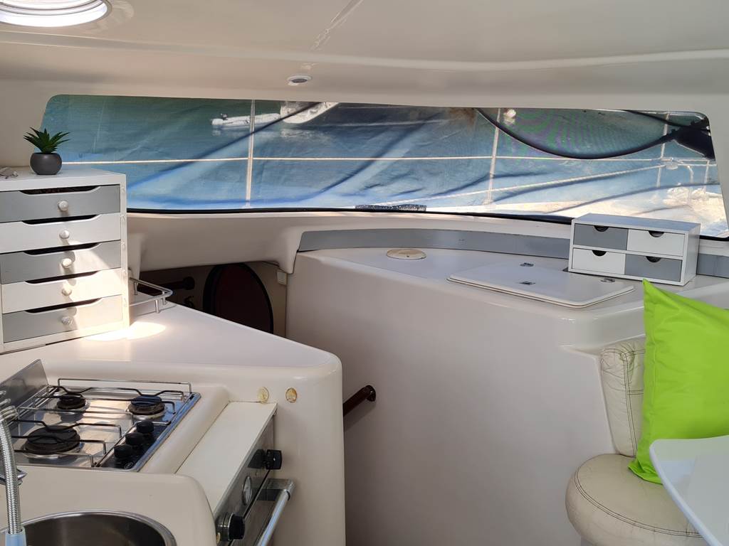 cuisine équipée et escalier vers les cabines