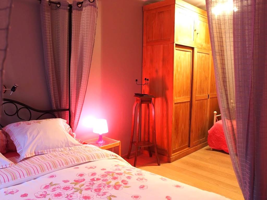 La chambre fuschia est très agréable car spacieuse