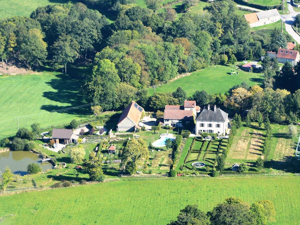En Nouvelle Aquitaine 2 cottages de charme classés 5 étoiles dans un domaine paysagé de 9 hectares avec piscine chauffée, tennis et étang de pêche