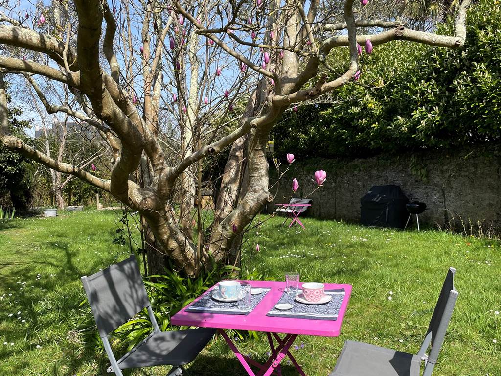 La maison Bizienne Guérande Petit Déjeuner sous le magnolia