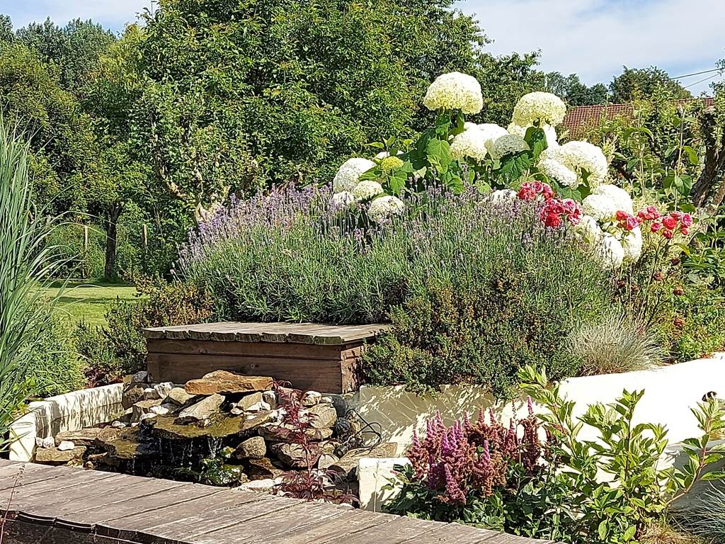 Printemps en famille dans un gîte de charme : détente, nature et moments partagés dans le jardin du Moulin de la Planquette.