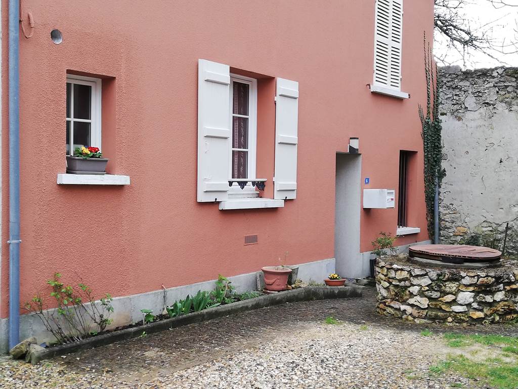Exterieur maison dans une cour commune