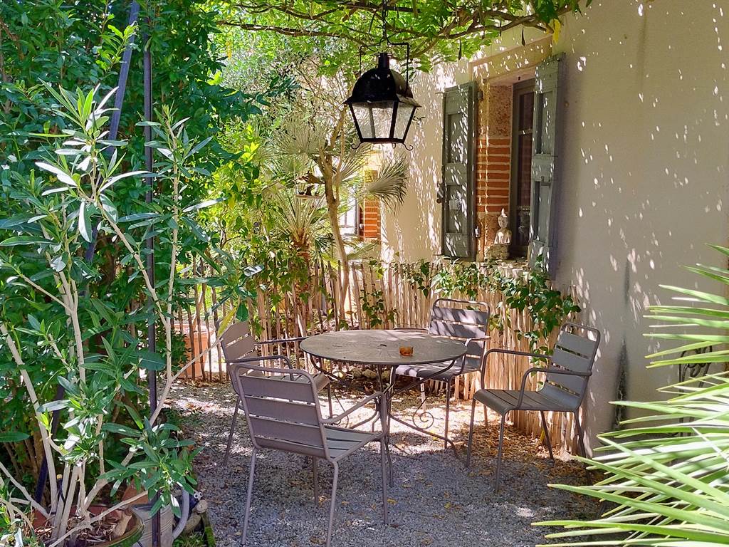 16-bis-gite-hotel-marssac-jardin-repas