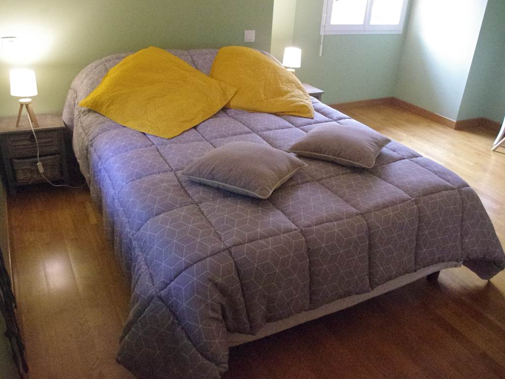 Chambre de l'appartement avec 1 lit en 140