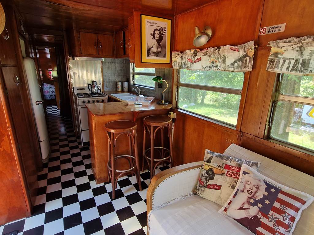 camping-la-perle-creuse-caravaneUS-Hollywood-2 personnes-intérieur