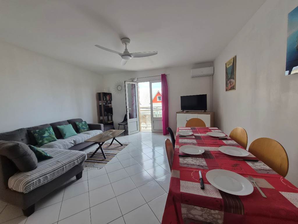T3 séjour, TV, climatiseur et ventilateur
