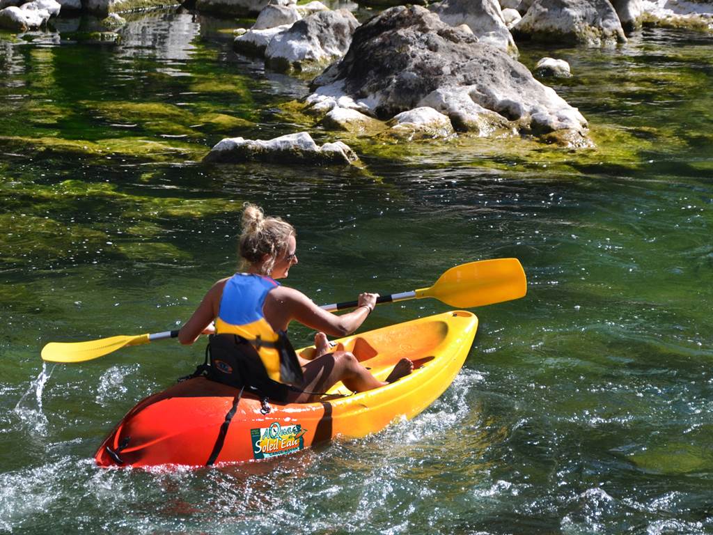 Kayak confort dans une eau translucide dans les Gorges du Tarn Aveyron Lozere Aqua Soleil Eau canoe