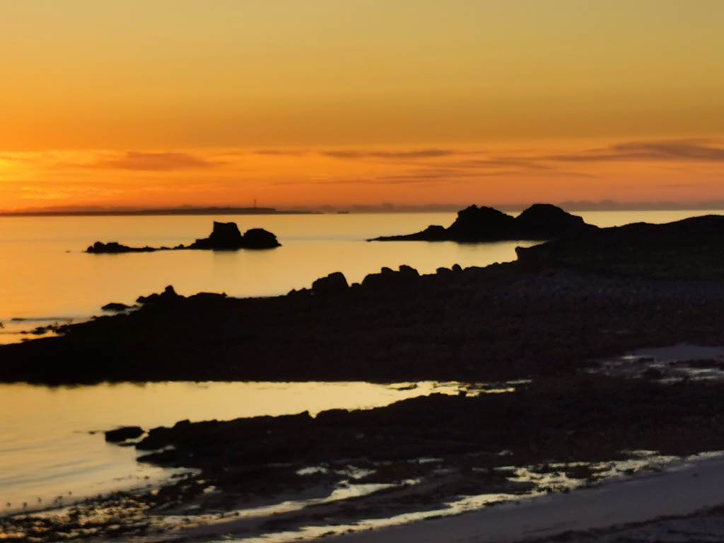Coucher de soleil pour une soirée romantique sur la plage à 150 mètres des chalets à la pointe du Finistère