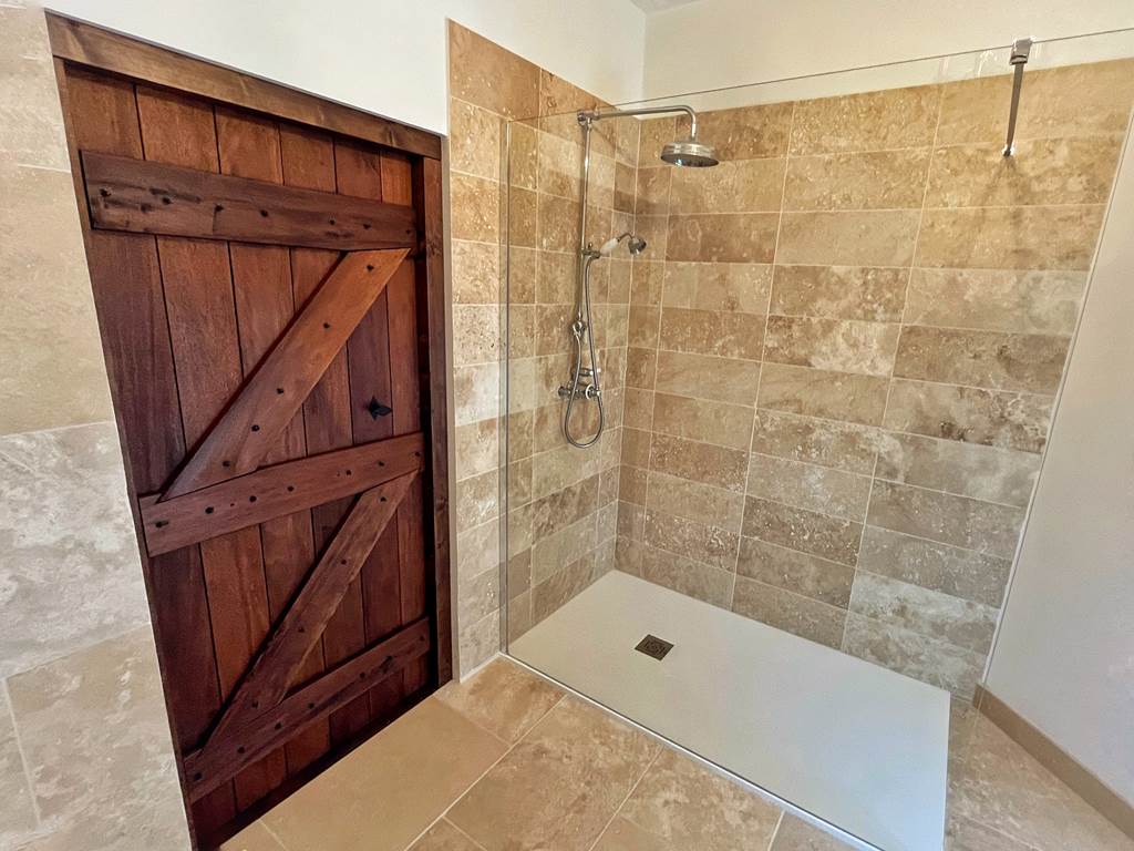 La Maison Voyage 41 - vue porte de la tour et douche 160cm  - Chambre Chateau