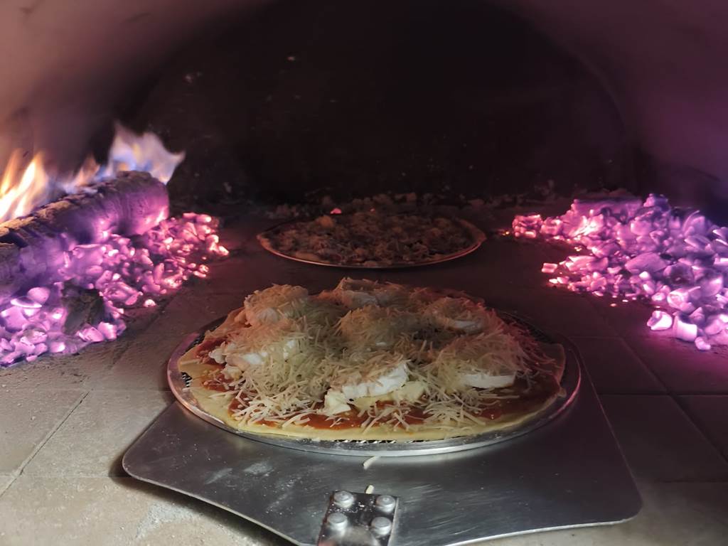four-a-pizza-gite-ainerak-convivialite-repas