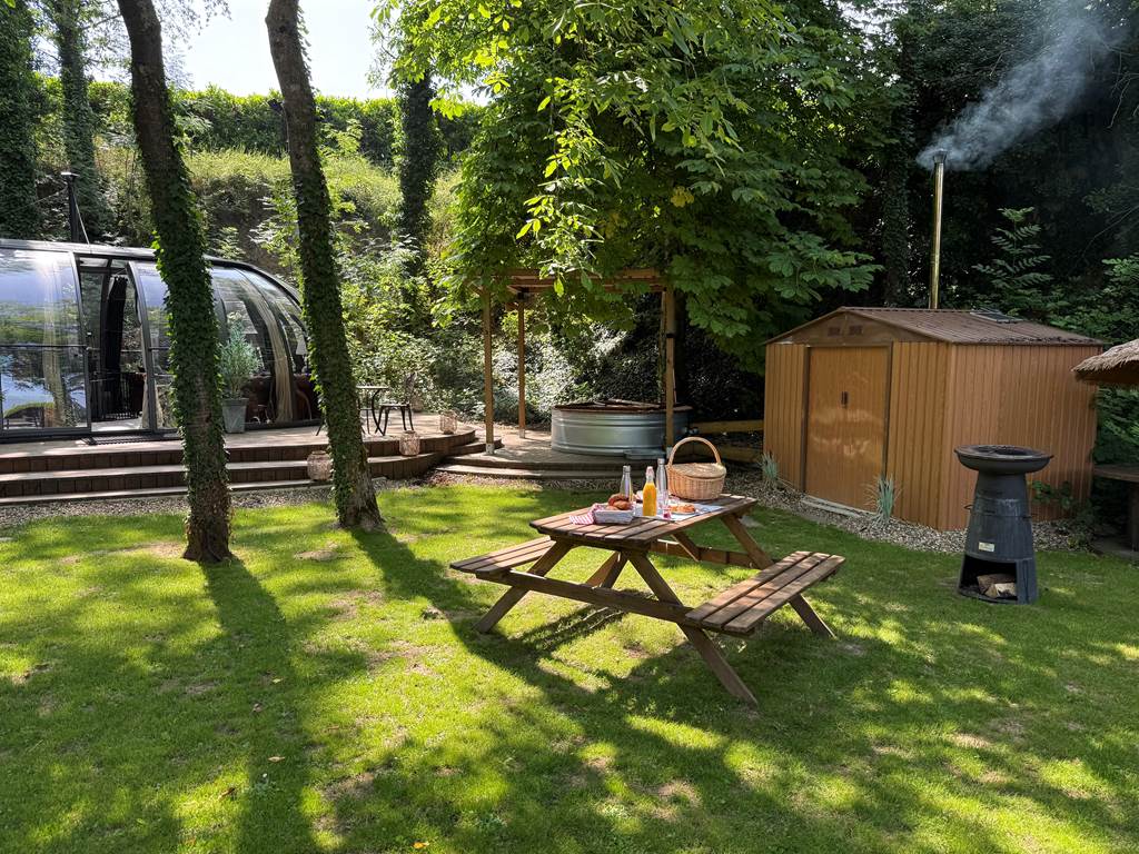 Petit déjeuner inclus, à savourer dans le jardin.