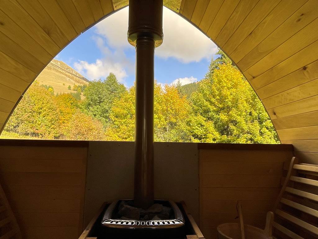 Le sauna extérieur en automne.