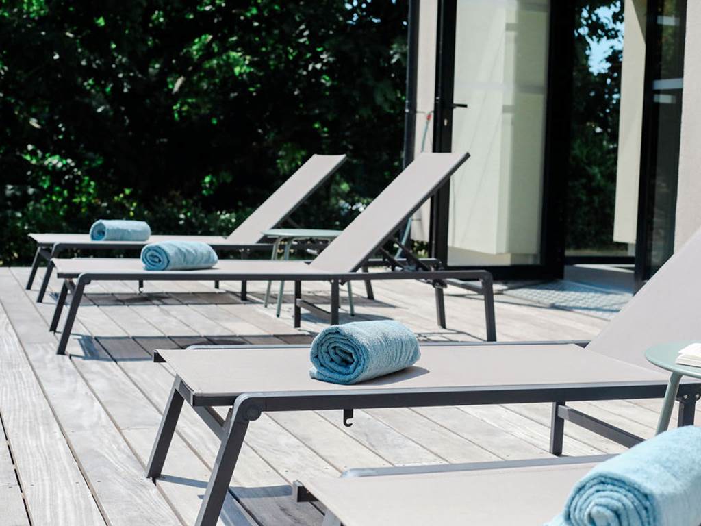hotel-spa-arradon-terrasse-transats-détente-confidentiel-breatgne sud