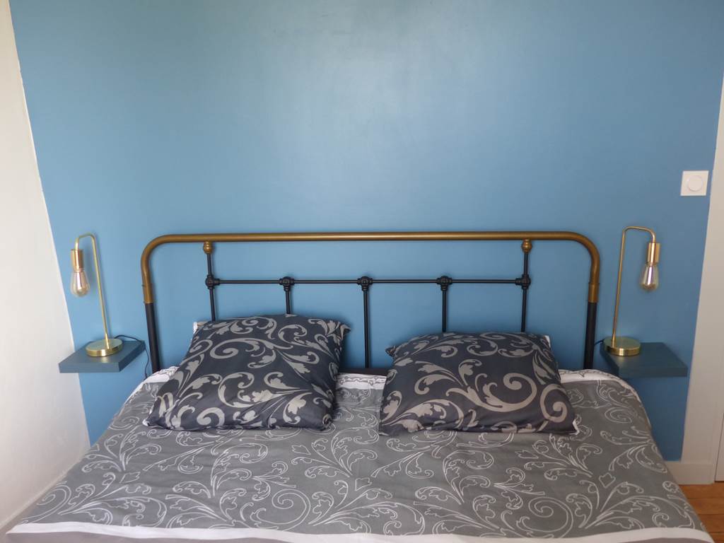 Chambre avec lit queen size du Gîte de la Chevêche